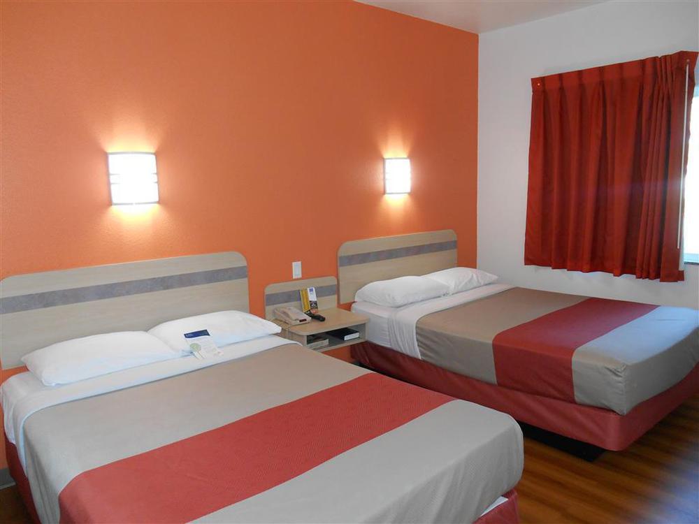 Motel 6-Mission, Tx Room photo